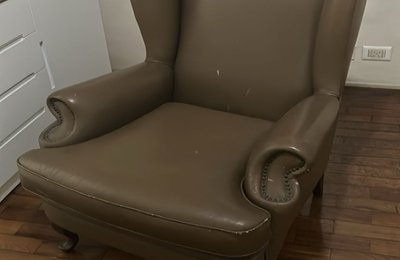 Estrutura danificada antes do conserto de sof&aacute; em Pinheiros, São Paulo