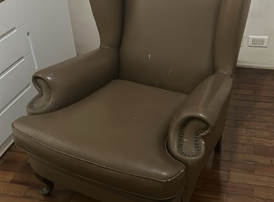 Sof&aacute; retr&aacute;til antes do conserto, trilho danificado