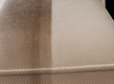 Estofado antes da limpeza, com sujeira acumulada