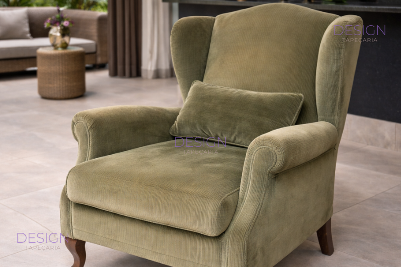 Antes: poltrona de sala com tecido danificado