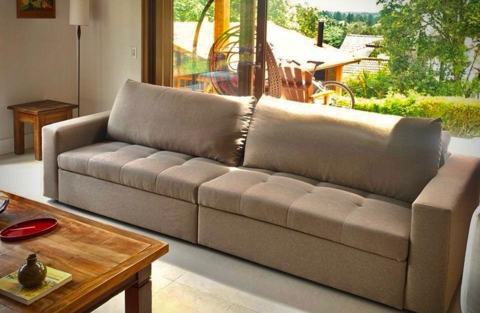 Depois: sof&aacute; reformado em tecido linho claro