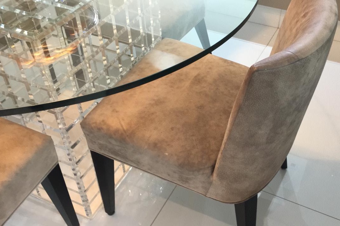 Antes: cadeira antes da capa sob medida em sarja pr&eacute;-encolhida, tecido desbotado