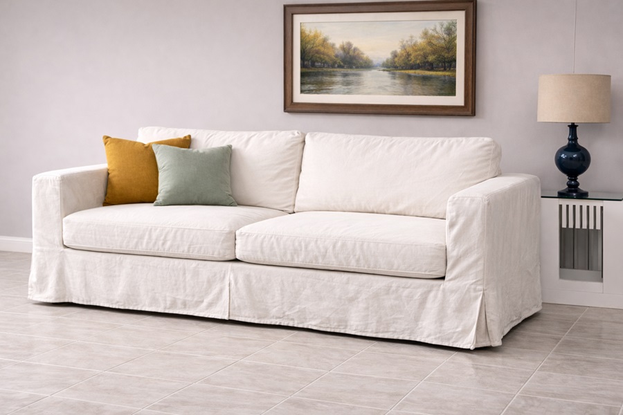 Depois: sof&aacute; com capa de sof&aacute; sob medida em sarja lisa pr&eacute;-encolhida