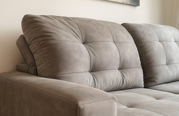 Depois: sof&aacute; reformado em tecido suede marrom