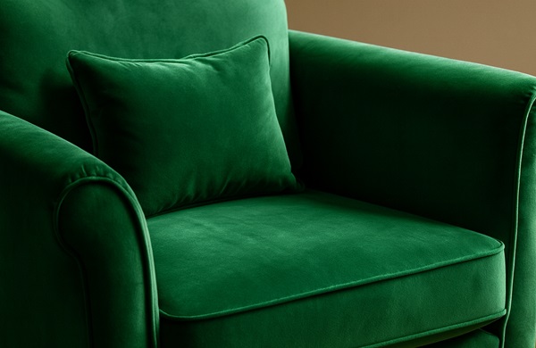 Depois: poltrona revestida em suede verde